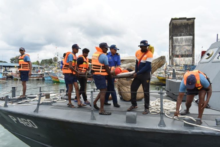 රෝගී වූ ධීවරයෙකු වෛද්‍ය ප්‍රථිකාර සඳහා ගොඩබිම වෙත රැ‍ගෙන ඒමට නාවික හමුදා සහාය