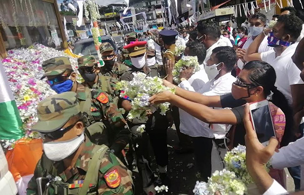 තොණ්ඩමන් දේහයට චන්ද්රසේකරන් දියණිය පුෂ්පඋපහාර දක්වයි