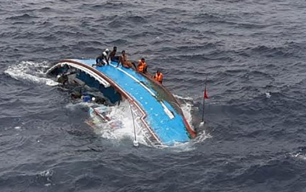 කුඩාවැල්ලේ ධීවර යාත්රාවක් අනතුරක