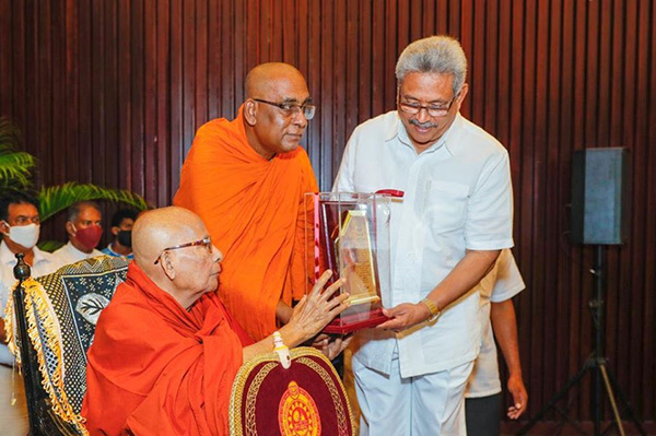 “අමරපුර විහාරස්ථාන නාමාවලිය” ජනපතිට පිළිගන්වයි