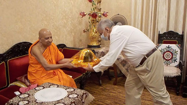 රනිල් මල්වතු පාර්ශවයේ මහා නායක බැහැදකියි