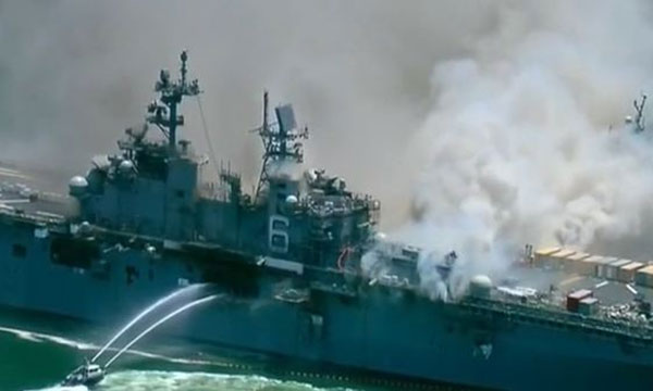 අමෙරිකානු යුධ නෞකාවක පිපිරීමක් සමග ගින්නක්