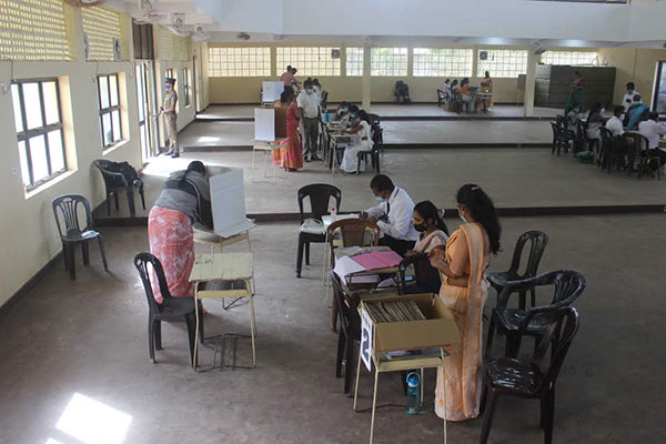 රාජ්ය සේවකයන්ගේ තැපැල් ඡන්ද ප්රකාශ කිරිම