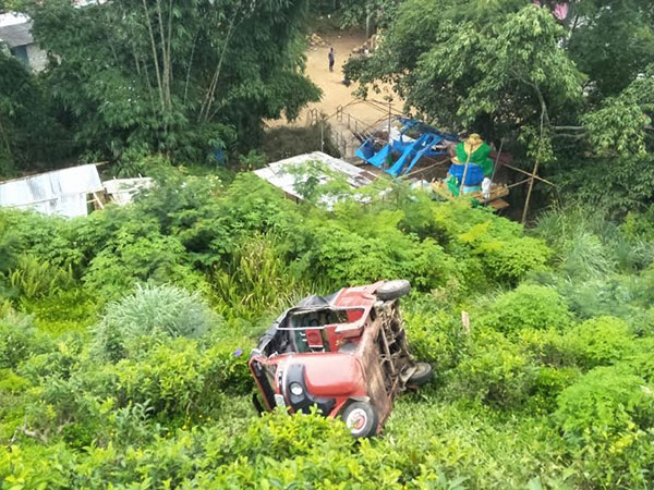 ත්රිරෝද රථයක් ප්රපාතයට