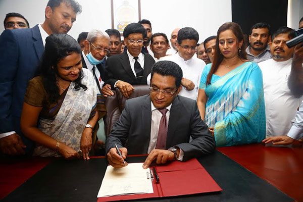 අධිකරණ අමාත්ය රාජකාරී ආරම්භ කරයි