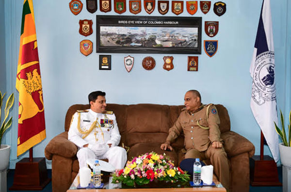 නාවික හමුදාධිපති තුමන් පොලිස් මූලස්ථානයේදී වැඩබලන පොලිස්පති හමුවෙයි