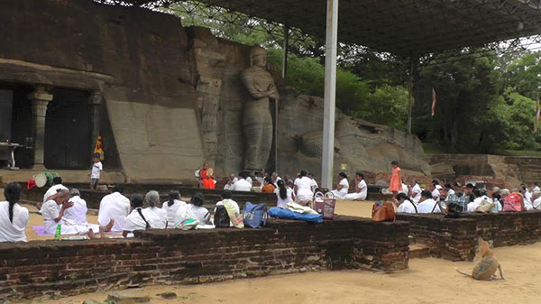 බිනර පොහොය නිමිත්තෙන් ගල්විහාර පුදබිමේ  පිංකම්