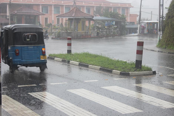 අධික වැසි හා මීදුම් තත්වය නිසා කදුකරයේ රථ වාහන අනතුරු ඇතිවිමේ අවදානමක්