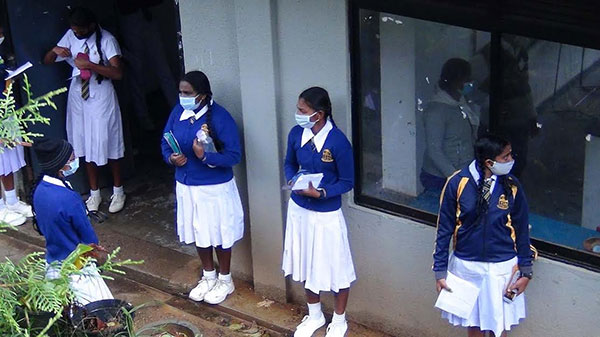උසස් පෙළ සිසුන් සෞඛ්ය උපදෙස් පිළිපදිමින් විභාගයට