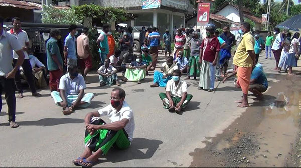 ගමේ පාර හදන්න ඉඩ නොදෙන සභාපති