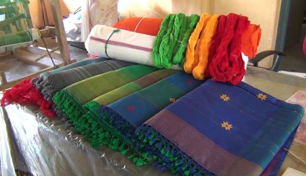 දේශීය රෙදි පිළි කර්මාන්තය නිරුවතින්