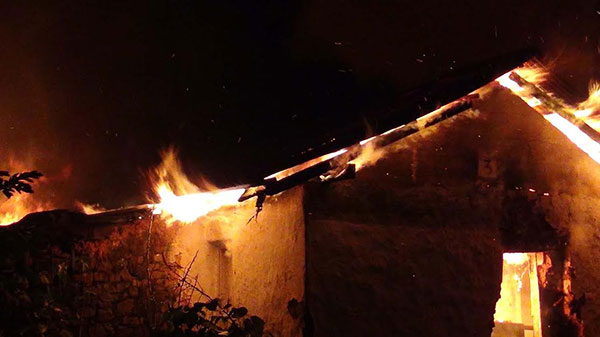 නිව්වැලි ගින්නෙන් නිවාස 14ක් මුලුමනින්ම විනාශයට