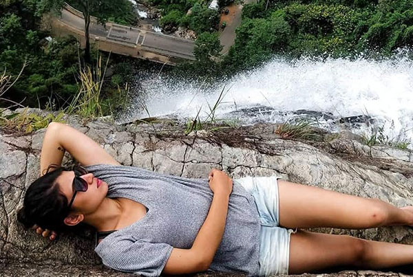 සිනා දියවී එන්න ඔරු පදින්න