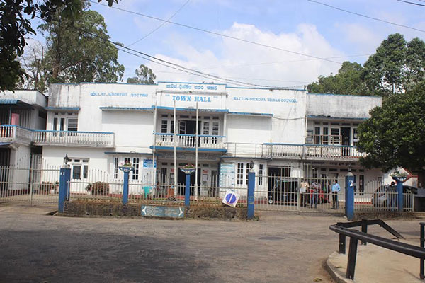 නගර සභාපති ඇතුළු පිරිසක් නිරෝධානයට