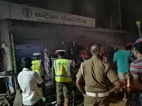 මින්නේරියේ තොග වෙළදසැලක ගින්නක්