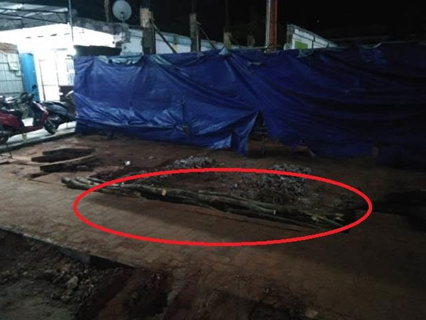 පෞද්ගලික ආයතයක ඉදිකිරිම් නිසා පදිකයන් අනතුරට