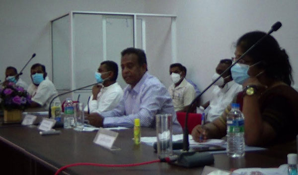 ඉඩම් බලහත්කාරයෙන් අල්ලා ගෙන ඉදිකිරීම් සිදුකරයි