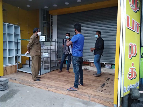 කොවිඩ් ආසාදිතයකු වෙළදසැල් තුනකට යයි