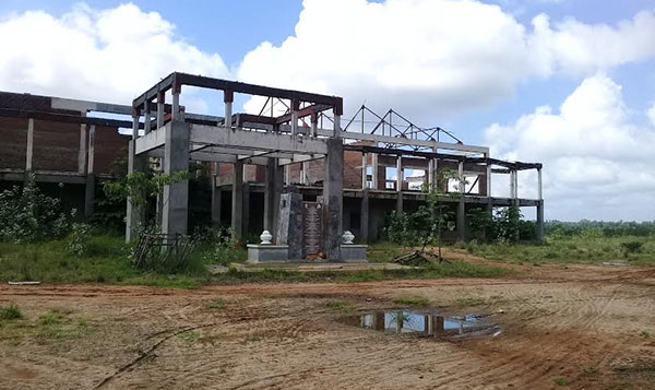 ත්රෛභාෂා පාසල අපචාර හා දුරාචාර සිදුවන තිත්පොලක්