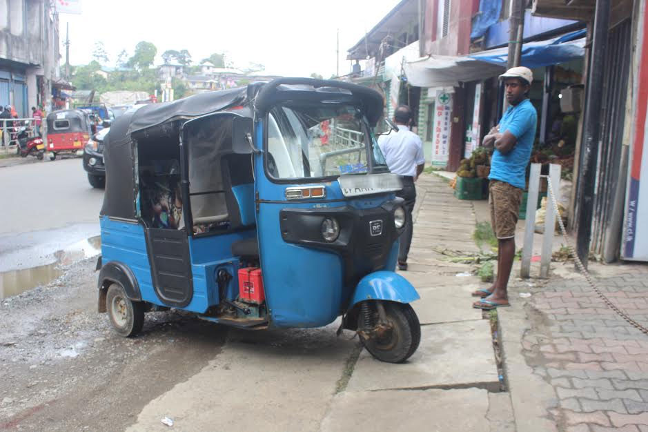 පදික වේදිකා අවහිර කරමින් රථ නතර කිරිමෙන් පදිකයන් දුෂ්කරතාවයන්ට