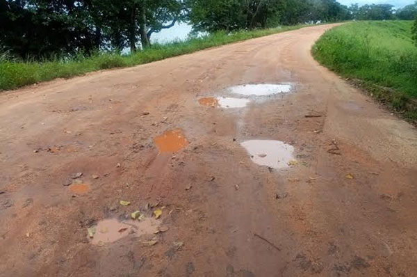 මහකනදරාව ගොවි පවුල් ගමන් කරනා ප්රධාන මාර්ගය අබලන්
