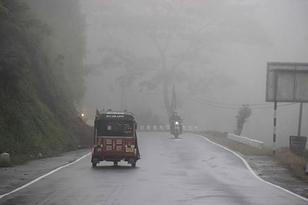 මධ්යම පලාතේ බටහිර බැවුම් ප්රදේශයන්ට දැඩි මීදුමක්
