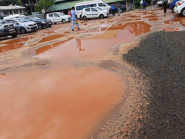 අනුරාධපුර ශික්ෂන රෝහලේ පිවිසුම් මාර්ගය ජල තටාකයක් බවට පත්වෙයි