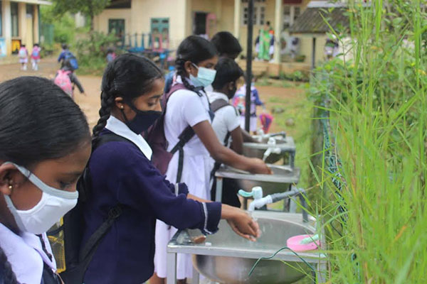 කොරෝනා නිසා වැසුණු පාසල් අද(29) සිට යළි විවෘත කෙරේ