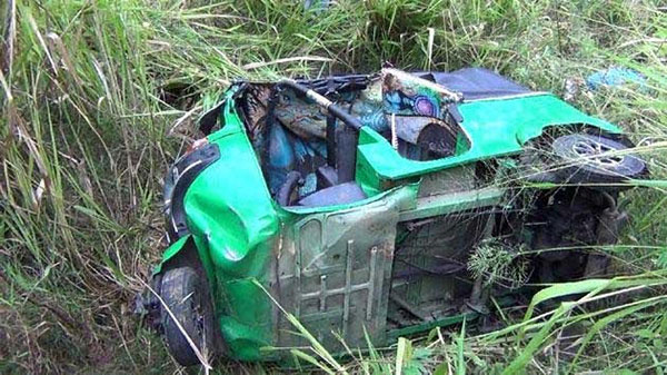 ත්‍රිරෝද රථයක් පෙරලීමෙන් තිදෙනකු රෝහලට