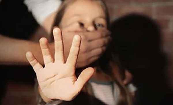 බාල වයස්කාර පාසල් දරුවන්ට කාටුන් පෙන්නලා