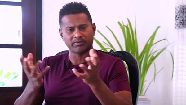මුන් සල්ලිවලට ක්රිකට් කනවා