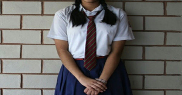 බාලවයස්කාර පාසල් සිසුවියක් බලහත්කාරයෙන් විරෝධතාවකට රැගෙන යයි