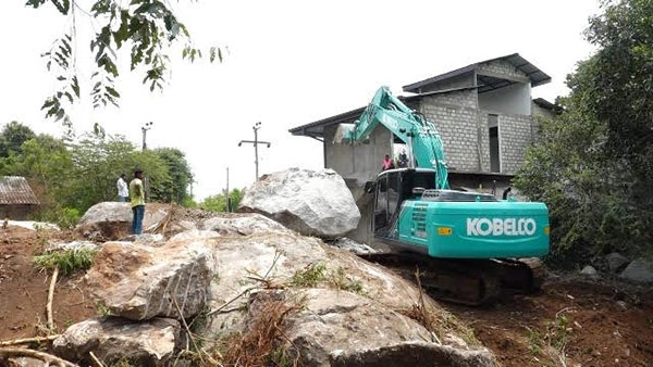 පුරාවිද්යාත්මක වටිනාකමක් සහිත ගල් තලාවක් ප්රාදේශීය සභාවේ සභාපතිවරයා විනාශ කරයි