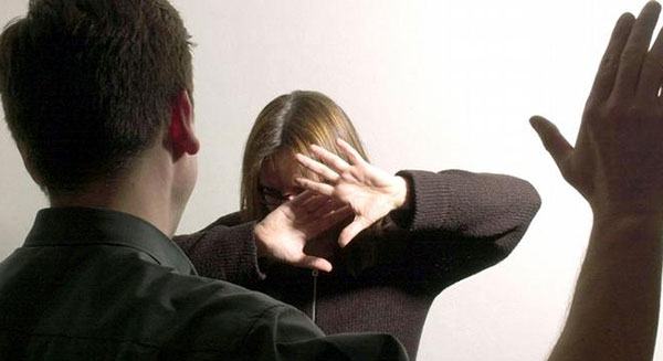 අපේ කාන්තාවන් නිවාස තුලදී ගුටි ප්‍රහාර වලට