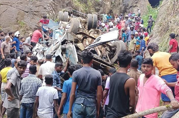 පස්සර බස් රථය පෙරලීයාමෙන් සිදු වූ අනතුරින් ජීවිතක්ෂයට පත් වූ සංඛ්‍යාව 14 දක්වා ඉහළට. තුවාල ලැබූ සංඛ්‍යාව 30 දක්වා ඉහළට (වීඩියෝ)