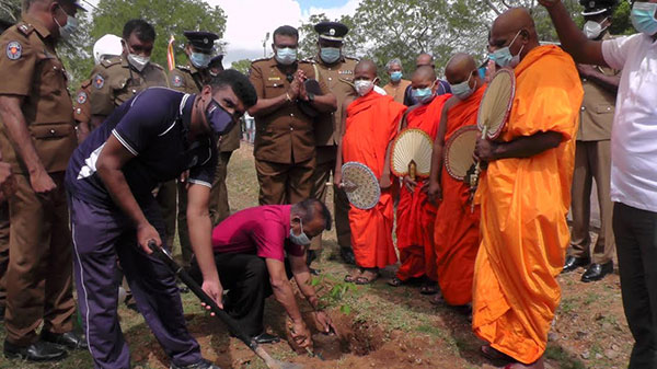 රාජ්‍ය සේවකයින් වැ‍ටුපක් හිමිවෙනවා වගේම පිනකුත් කරගන්නවා