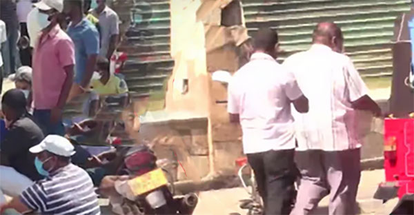 යන එන මං නැති වූ මන්ත්‍රී