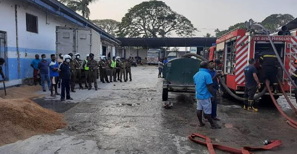 සහල් මෝලක් ගිනි ගනියි