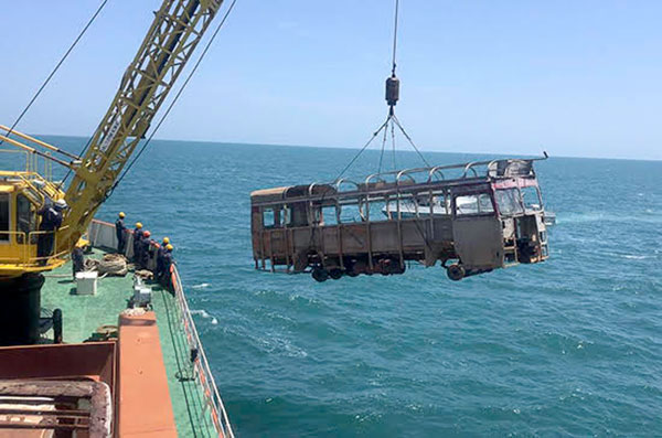 ජෛව පරිසරයක් වෙනුවෙන් බස් රථ මුහුදේ ගිල්වයි