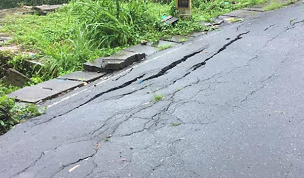 ගිනිගත්හේන පොලිසිය ඉදිරිපිට මාර්ගය ගිලා බැසිමේ අවදානමක