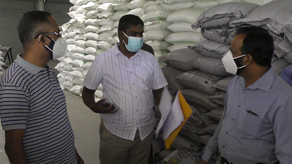 සීනි සැඟවූ කුණ්ඩසාලේ ගබඩාවක් වටලයි