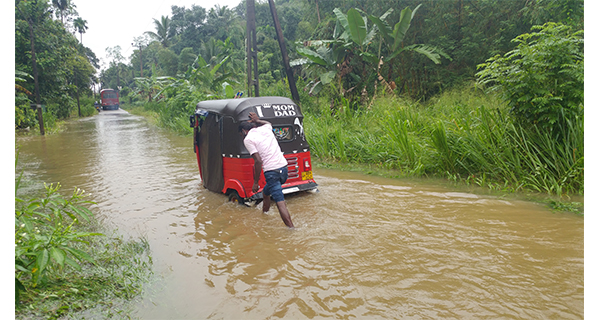 තද වැසි නිසා කළුතර මාර්ග රැසක් ජලයෙන් යටවේ.