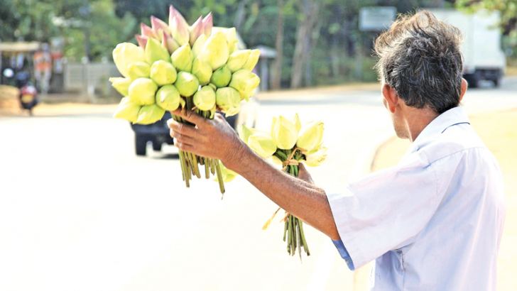 අනුරපුර අටමස්ථාන භූමියේ වෙළඳුන් ඉවත් කිරිමට විරෝධය .