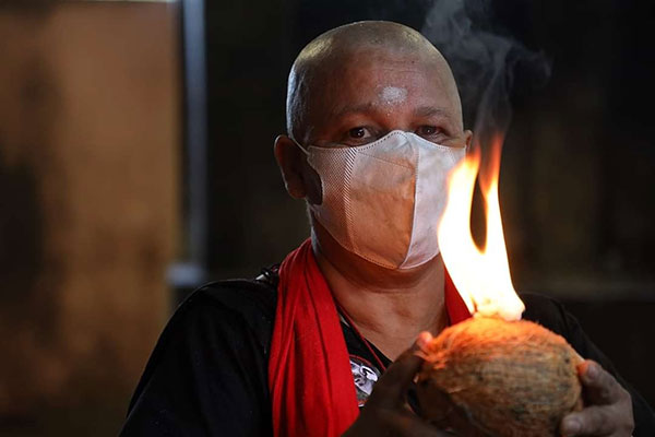 තම ස්වාමිපුරුෂයා වෙනුවෙන් බිරිය හිස මුඩු කරයි