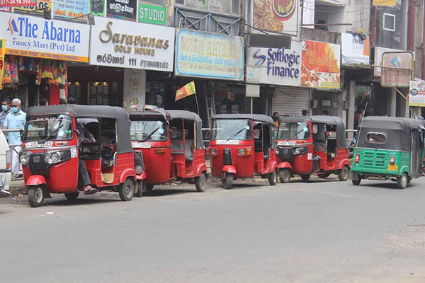 ත්‍රිරෝධ රථ රියදුරන් විසින් සිදුකරන ආක්‍රමන නිසා වෙනත් රථවාහන වලට බාධා