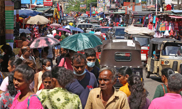 ජනතාව සිංහල සහ දෙමළ අලුත් අවුරුද්ද සමරන්න ලෑස්ති ​​වෙති