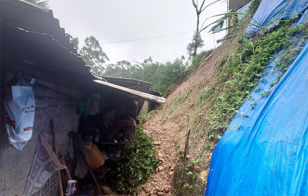 නිවසක් මතට පස් කන්දක් කඩා වැටෙයි