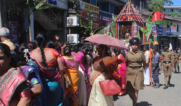 වාර්ෂික තේරු පෙරහැර හැටන් නගරයේ වි‍්ථි සංචාරය කරයි