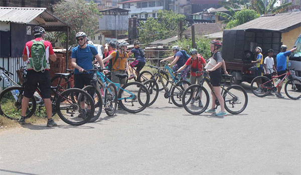 වීදෙස් සංචාරකයන් පිරිසක් මෙරට පාපැදි සවාරියක