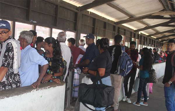 අවුරුදු සැමරිමට ගම්බිම් බලා පැමිනි පිරිසට නැවත කොළඹ දක්වා ගමන් කිරිමට බස් රථ නොමැති වෙයි